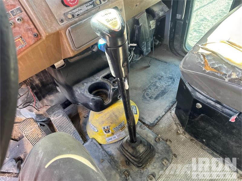 Peterbilt T335 1600 gal 4x2 Lube Truck Camiões-cisterna