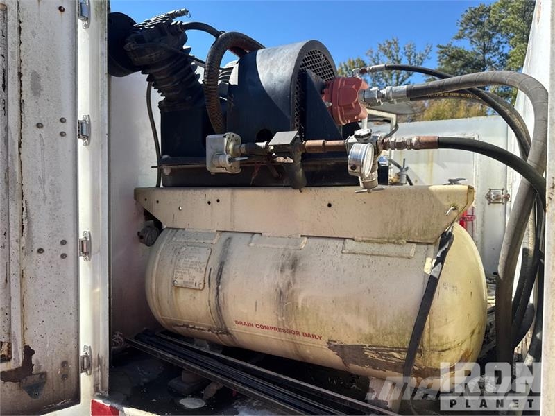 Peterbilt T335 1600 gal 4x2 Lube Truck Camiões-cisterna
