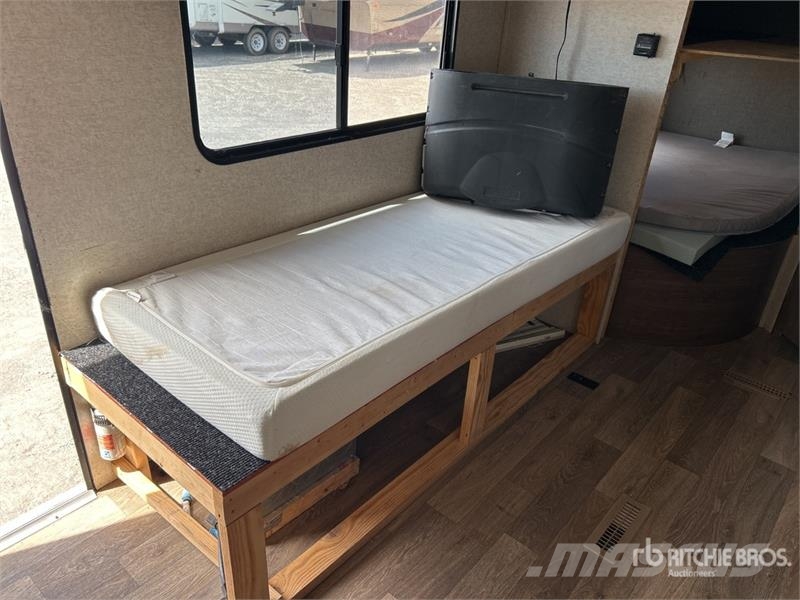 Pioneer 22LX Prowler 25 ft T/A Travel Trailer Other trailers