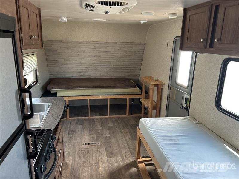 Pioneer 22LX Prowler 25 ft T/A Travel Trailer Other trailers