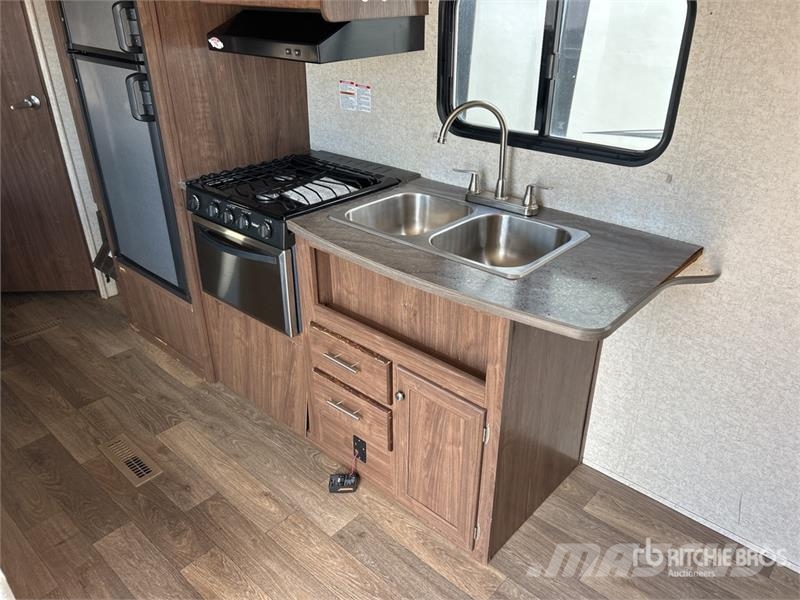 Pioneer 22LX Prowler 25 ft T/A Travel Trailer Other trailers