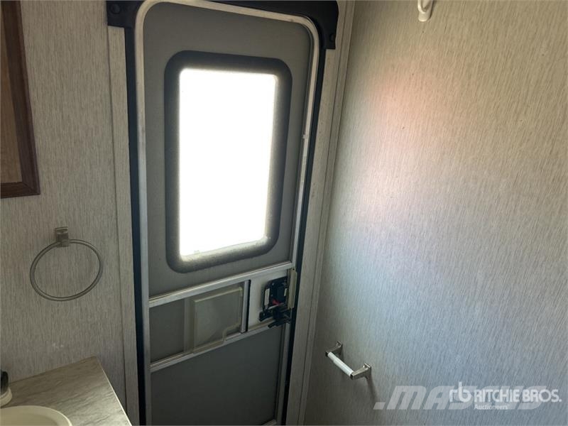 Pioneer 32LX Prowler 32 ft T/A Travel Trailer 其他拖車
