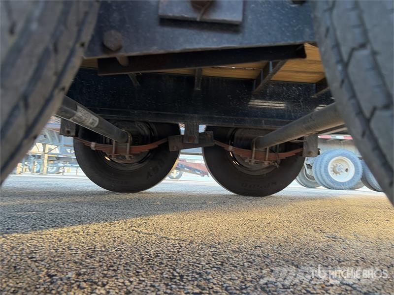 PJ Trailers Trailers LS302 30 ft T/A Gooseneck Equipm Remolques para transporte de vehículos