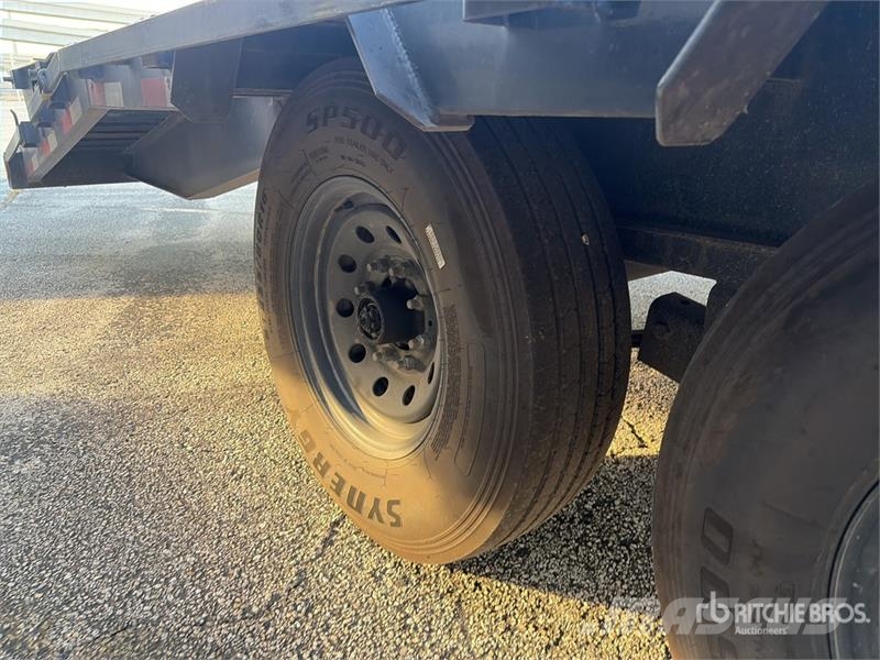 PJ Trailers Trailers LS302 30 ft T/A Gooseneck Equipm Remolques para transporte de vehículos