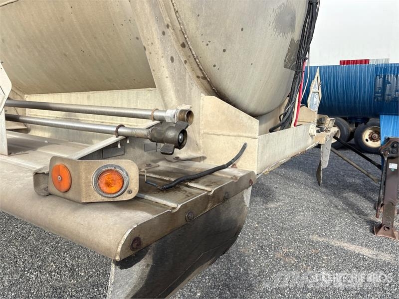 Polar MC407 8400 gal T/A Tanker Trailer مقطورات ذات صهاريج