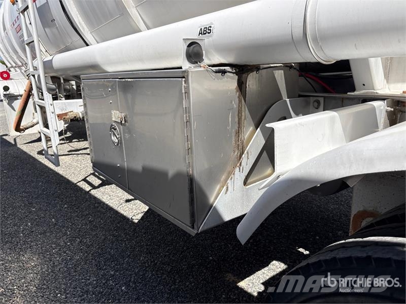 Polar MC407 8400 gal T/A Tanker Trailer Autocisternas