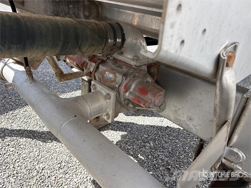 Polar MC407 8400 gal T/A Tanker Trailer Autocisternas