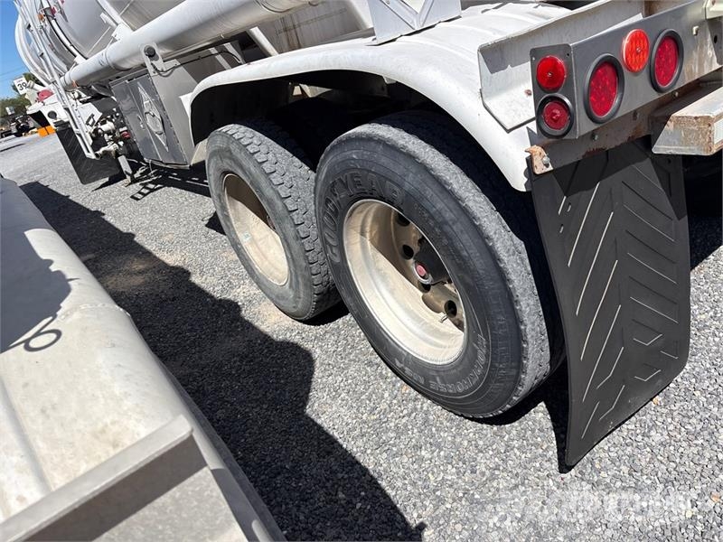 Polar MC407 8400 gal T/A Tanker Trailer Autocisternas