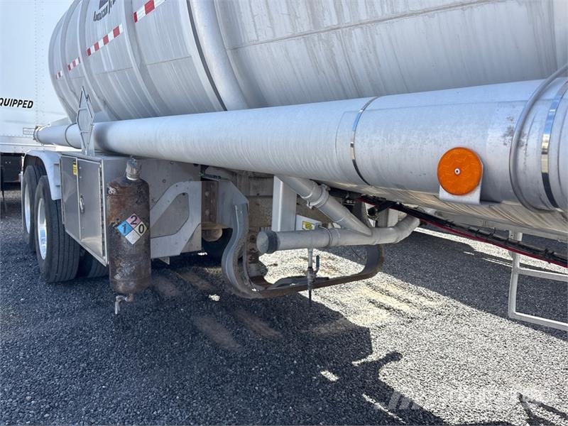 Polar MC407 8400 gal T/A Tanker Trailer Autocisternas