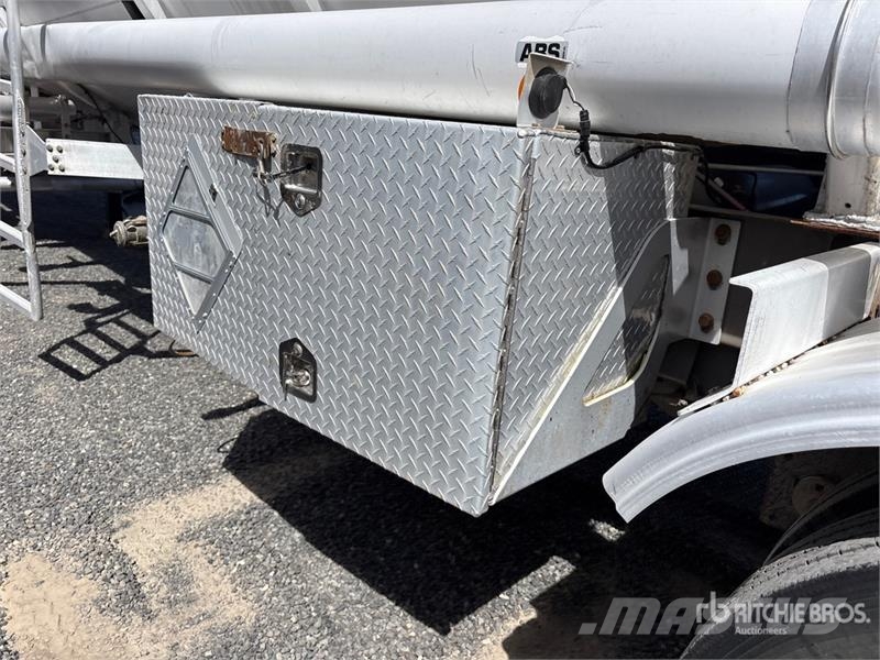 Polar MC407 8400 gal T/A Tanker Trailer Autocisternas