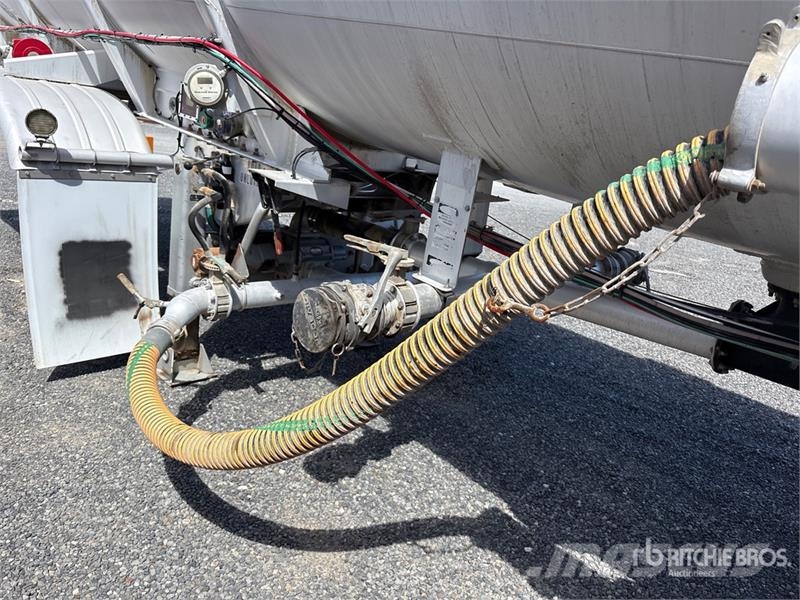 Polar MC407 8400 gal T/A Tanker Trailer Autocisternas