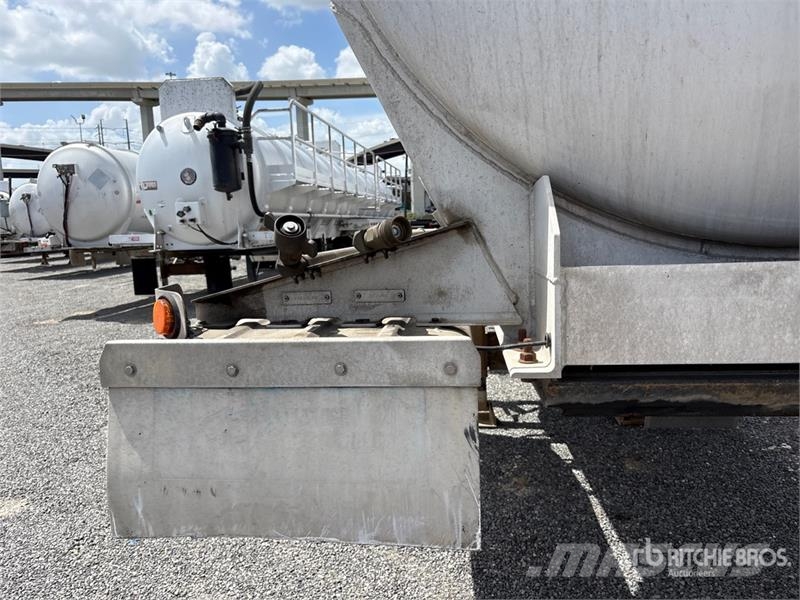 Polar MC407 9210 gal T/A Tanker Trailer Cisternové prívesy
