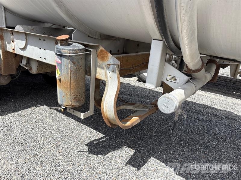 Polar MC407 9210 gal T/A Tanker Trailer Cisternové prívesy