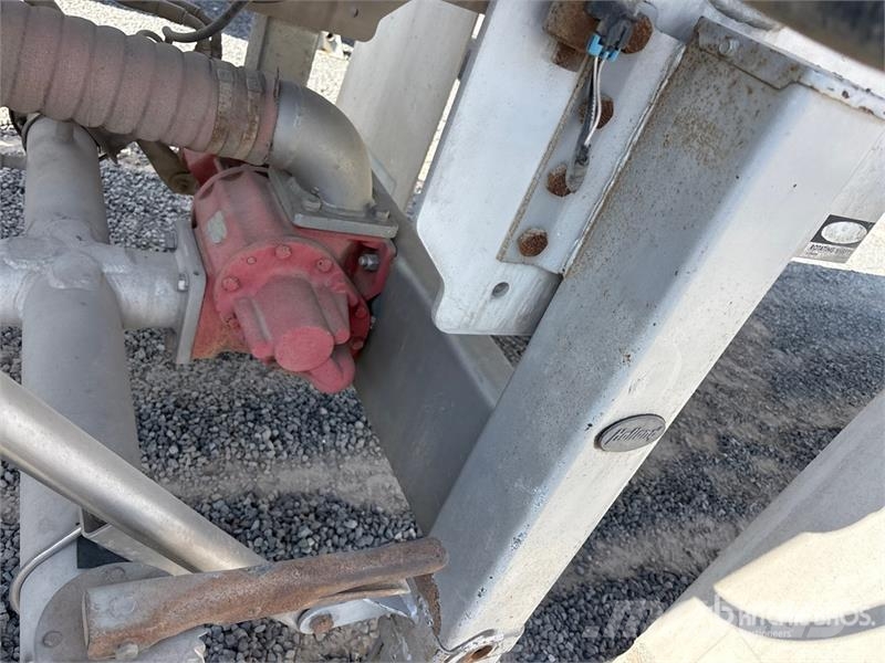 Polar Tank MC407 8400 gal T/A Tanker Trailer Autocisternas