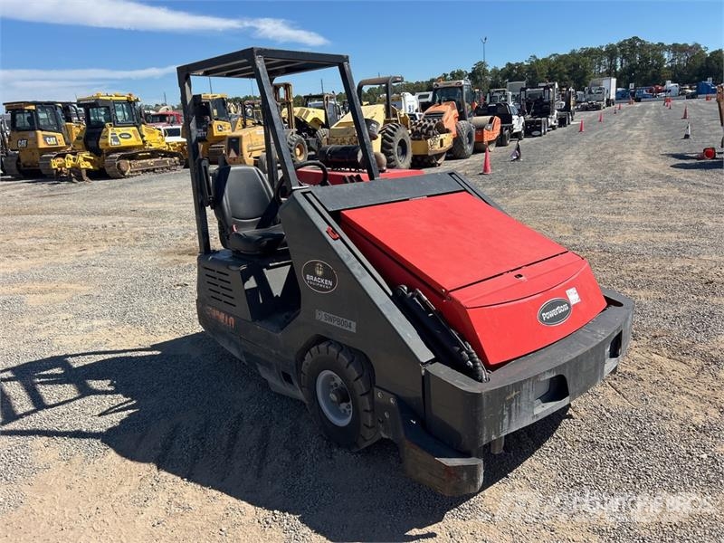 Power Boss Boss SW9XKDSL Ride-On Floor Sweeper Sonstige Erntemaschinen