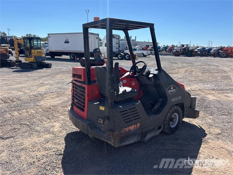 Power Boss Boss SW9XKDSL Ride-On Floor Sweeper Sonstige Erntemaschinen