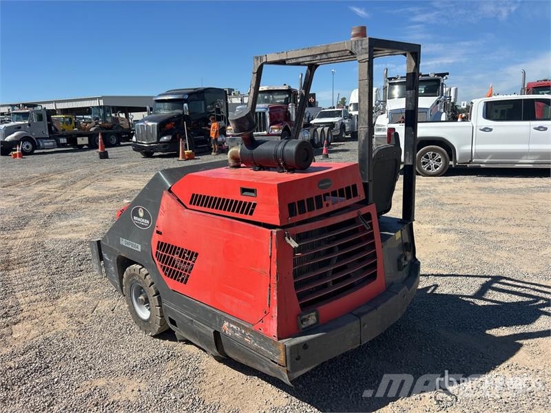 Power Boss Boss SW9XKDSL Ride-On Floor Sweeper Sonstige Erntemaschinen