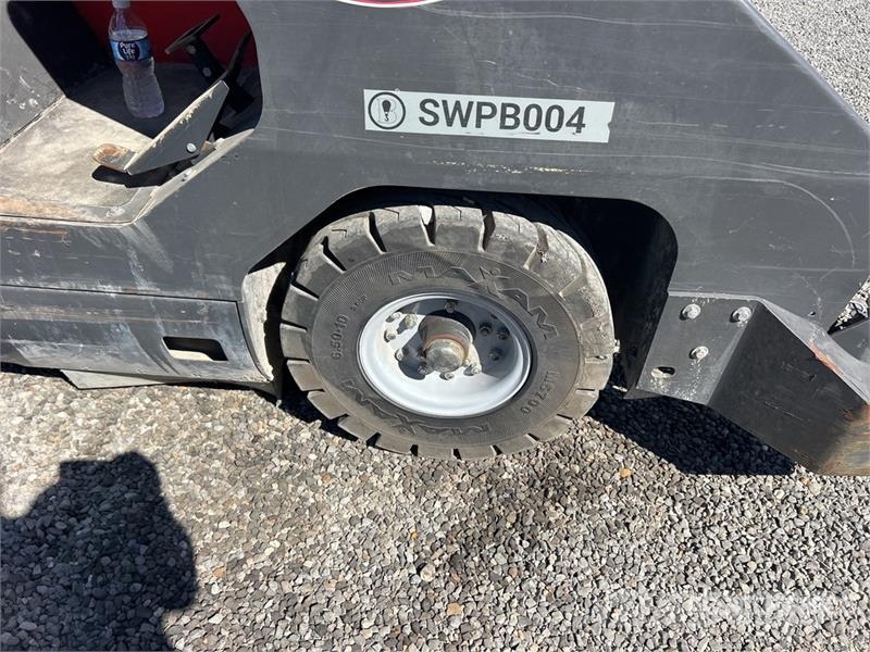 Power Boss Boss SW9XKDSL Ride-On Floor Sweeper Sonstige Erntemaschinen
