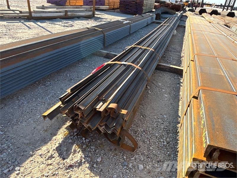  Quantity of (1) 1 1/4 in x 1/8 in x 20 ft Angle Ir المصاعد والرافعات المادية