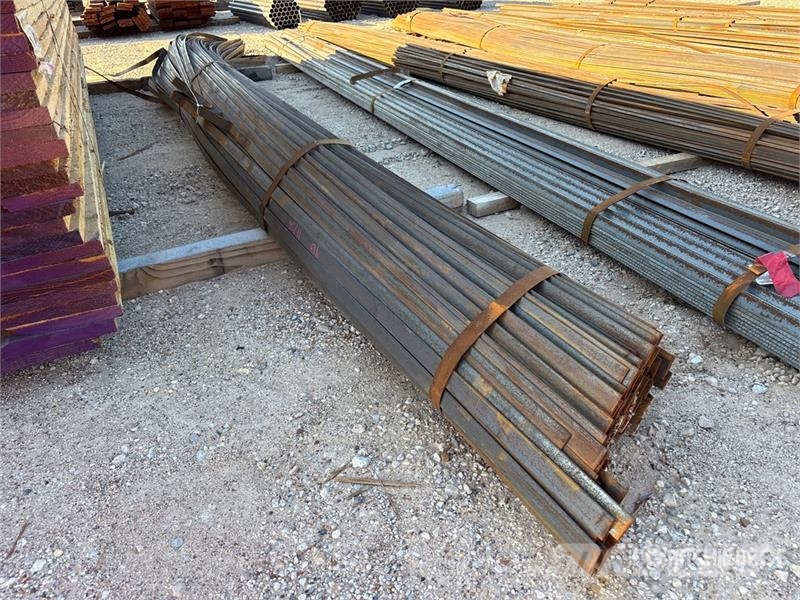  Quantity of (1) Bundle of 1 1/2 in x 1/8 in x 20 f Talhas, guinchos e elevadores de materiais