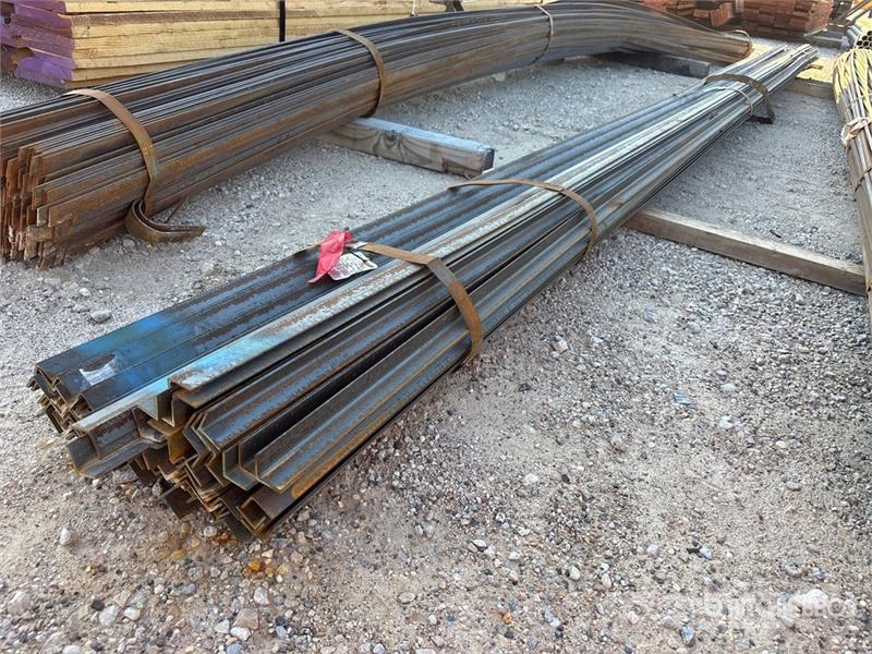  Quantity of (1) Bundle of 1 1/4 in x 1 1/4 in x 1/ Talhas, guinchos e elevadores de materiais