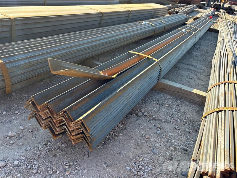 Quantity of (1) Bundle of 2 1/2 in x 2 1/2 in x 20 Talhas, guinchos e elevadores de materiais