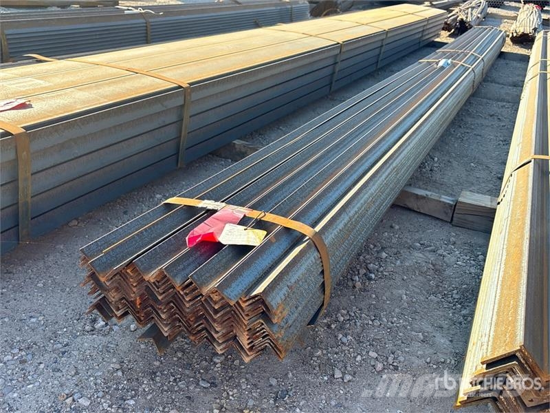  Quantity of (1) Bundle of 1 1/2 in x 1 1/2 in x 20 المصاعد والرافعات المادية