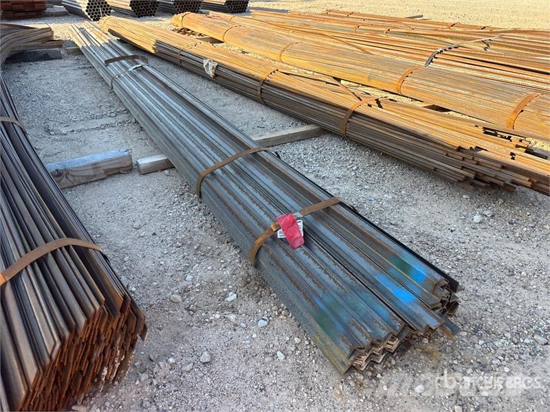  Quantity of (1) Bundle of 1 1/4 in x 1 1/4 in x 1/ Talhas, guinchos e elevadores de materiais