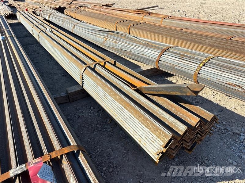 Quantity of (1) Bundle of 2 1/2 in x 2 1/2 in x 20 Talhas, guinchos e elevadores de materiais