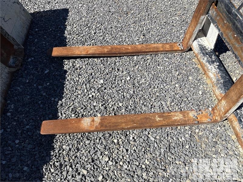 Quantity of (1) Skid Steer Bucket and (1) Forks 其他组件