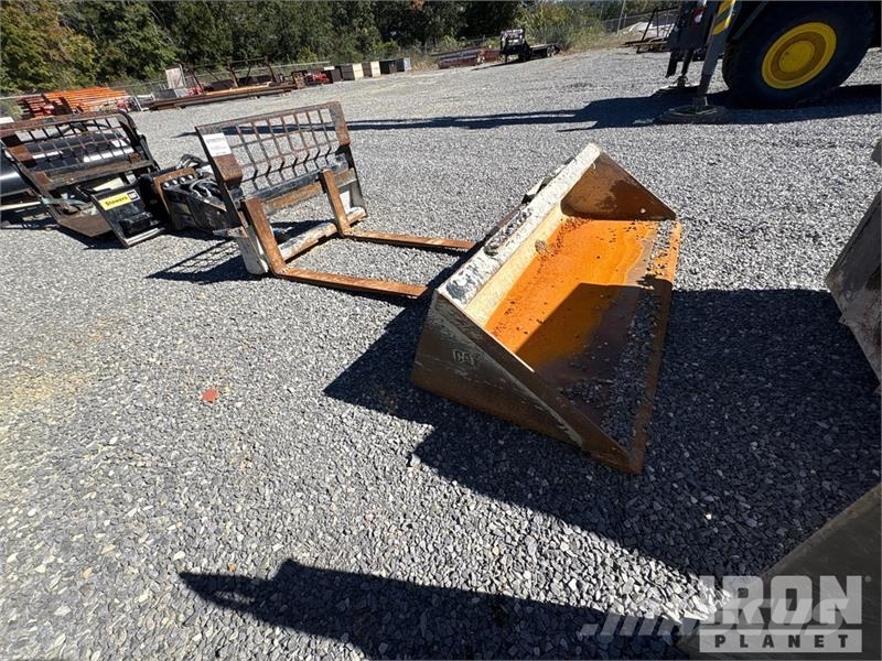 Quantity of (1) Skid Steer Bucket and (1) Forks 其他组件