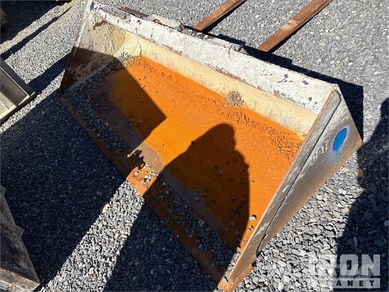 Quantity of (1) Skid Steer Bucket and (1) Forks 其他组件