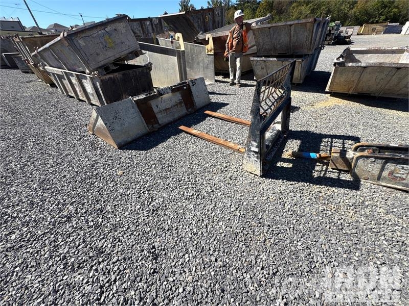 Quantity of (1) Skid Steer Bucket and (1) Forks 其他组件