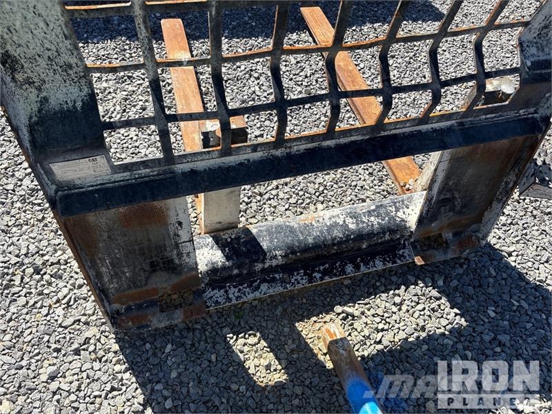 Quantity of (1) Skid Steer Bucket and (1) Forks 其他组件