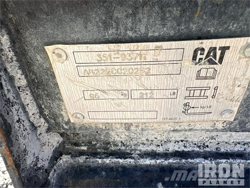 Quantity of (1) Skid Steer Bucket and (1) Forks 其他组件