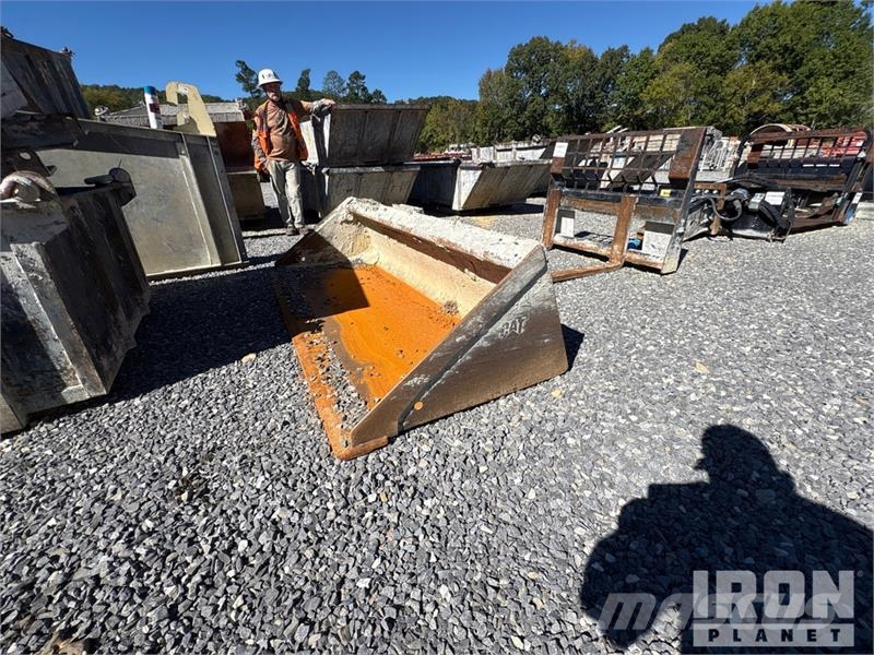 Quantity of (1) Skid Steer Bucket and (1) Forks 其他组件