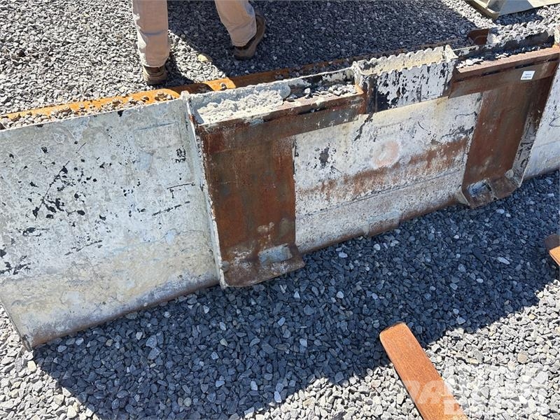 Quantity of (1) Skid Steer Bucket and (1) Forks 其他组件