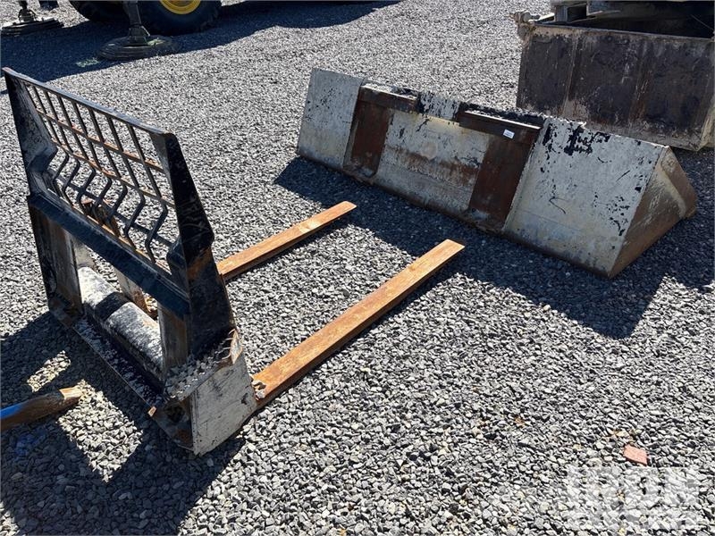 Quantity of (1) Skid Steer Bucket and (1) Forks 其他组件