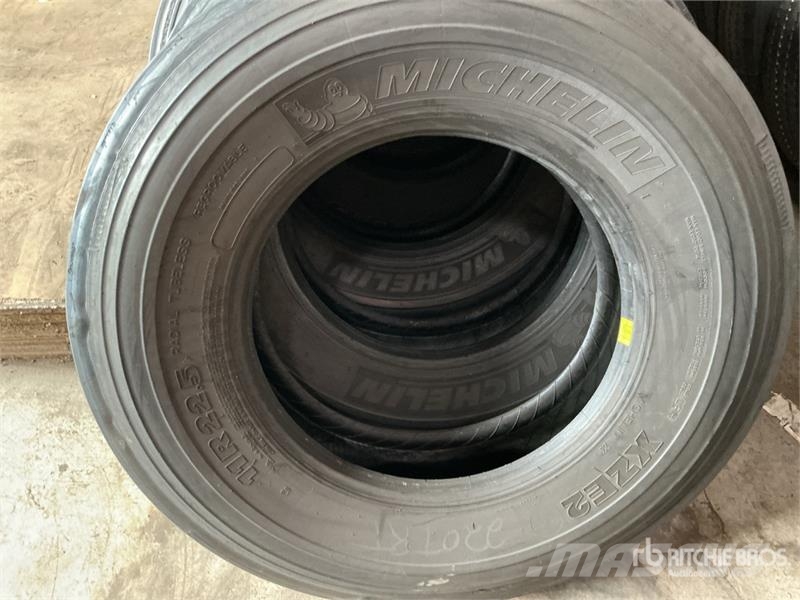 Quantity of (10) 11R22.5 Recapped Tires Gumiabroncsok, kerekek és felnik
