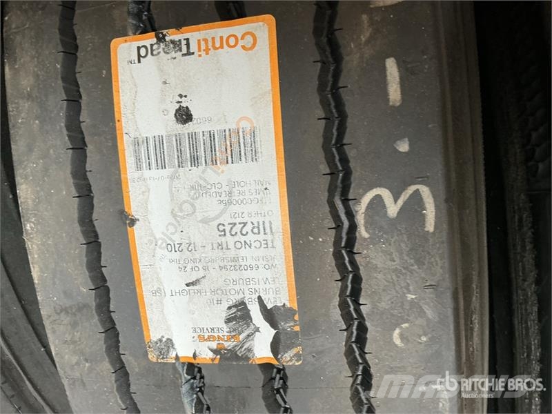 Quantity of (10) 11R22.5 Recapped Tires Gumiabroncsok, kerekek és felnik