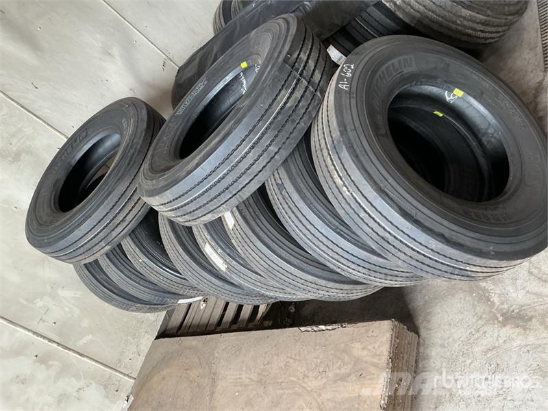 Quantity of (10) 11R22.5 Recapped Tires Gumiabroncsok, kerekek és felnik