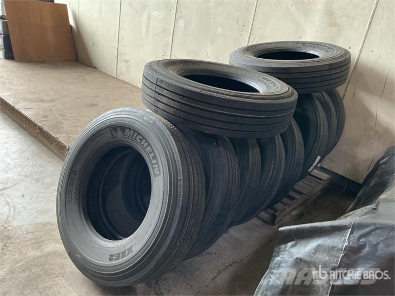 Quantity of (10) 11R22.5 Recapped Tires Gumiabroncsok, kerekek és felnik