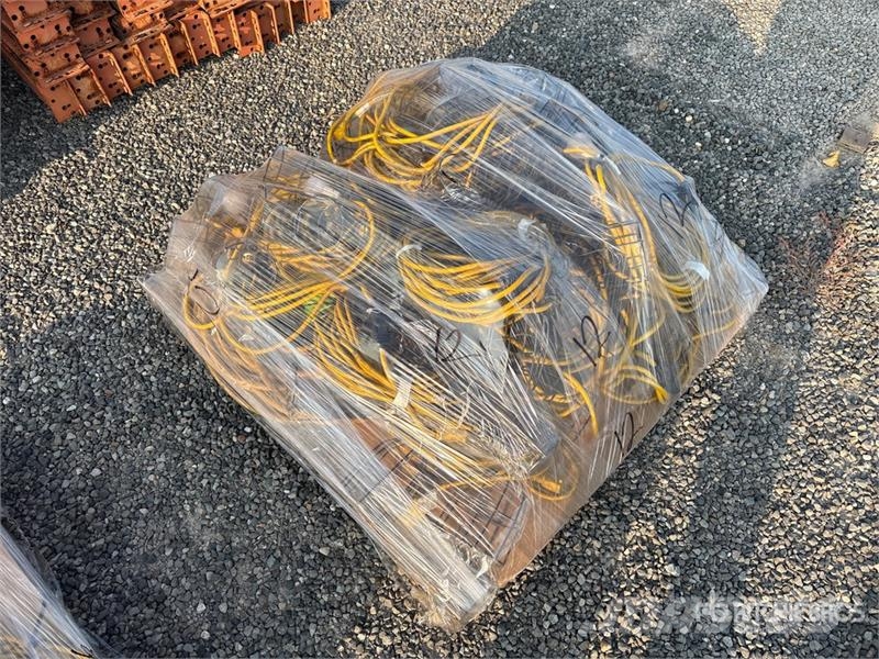 Quantity of 110 v String Lights Other components