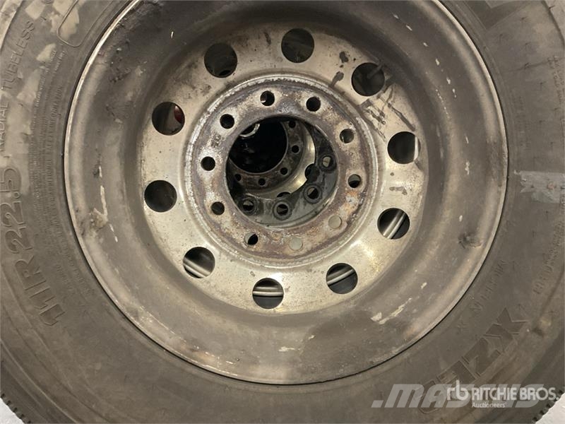  Quantity of 11R22.5 Wheels and Tires الإطارات والعجلات والحافات