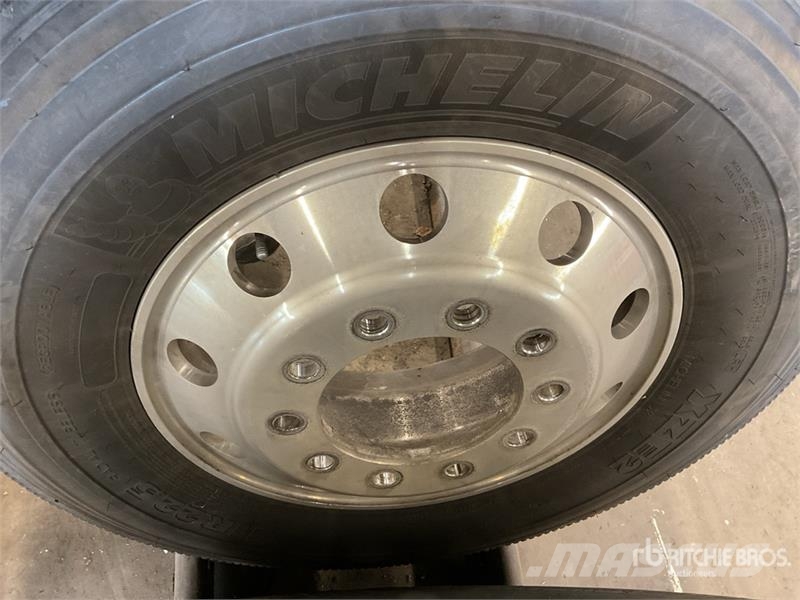  Quantity of 11R22.5 Wheels and Tires الإطارات والعجلات والحافات