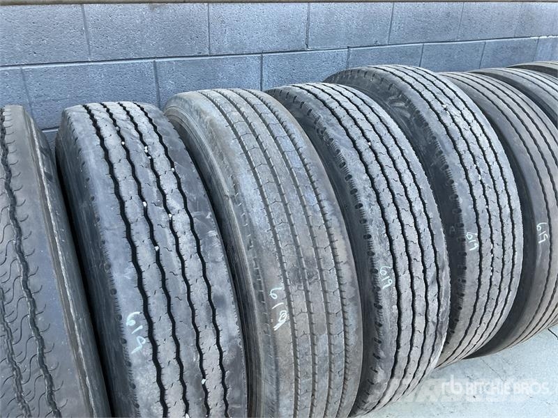 Quantity of (12) 285/75R24.5 Tires w/ Wheels 타이어, 휠 및 림