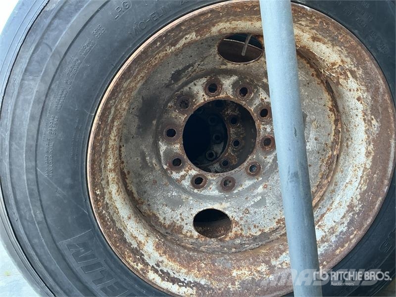 Quantity of (12) 285/75R24.5 Tires w/ Wheels 타이어, 휠 및 림