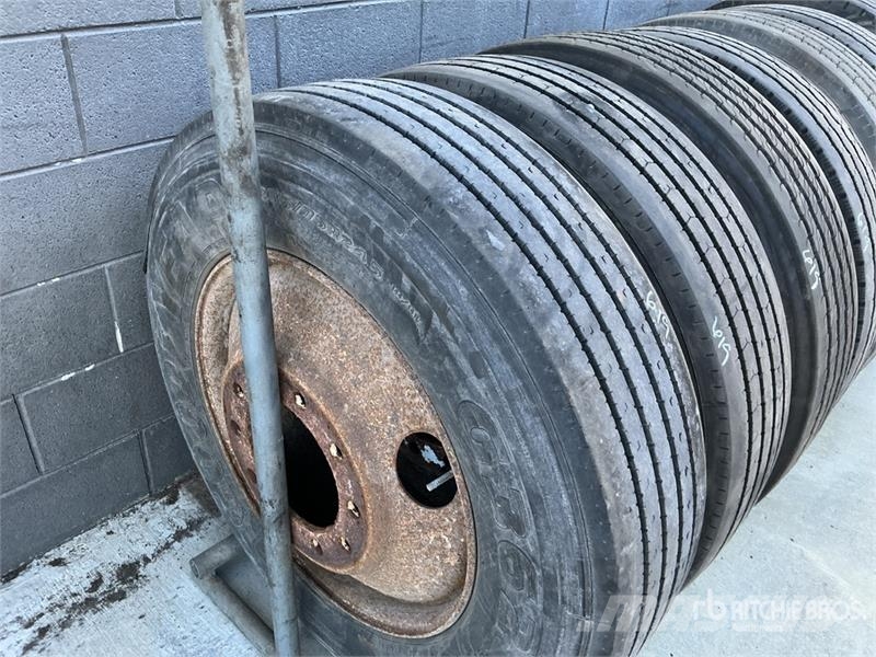 Quantity of (12) 285/75R24.5 Tires w/ Wheels 타이어, 휠 및 림