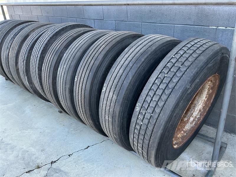 Quantity of (12) 285/75R24.5 Tires w/ Wheels 타이어, 휠 및 림