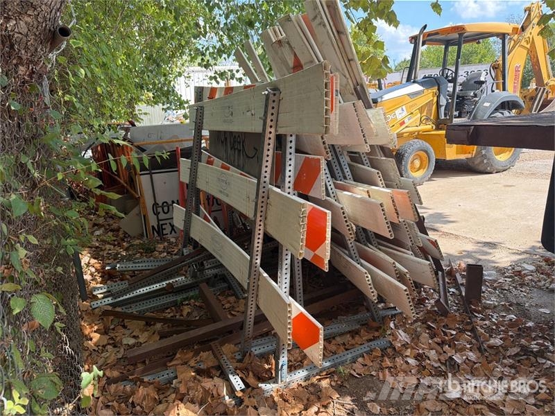 Quantity of (12) Temporary Road Barriers Barrier Altri componenti